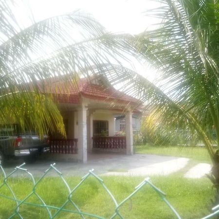 Homestay Aisyah2 Teluk Intan Exterior photo