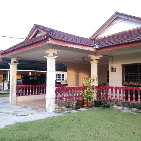 Homestay Aisyah2 Teluk Intan Exterior photo